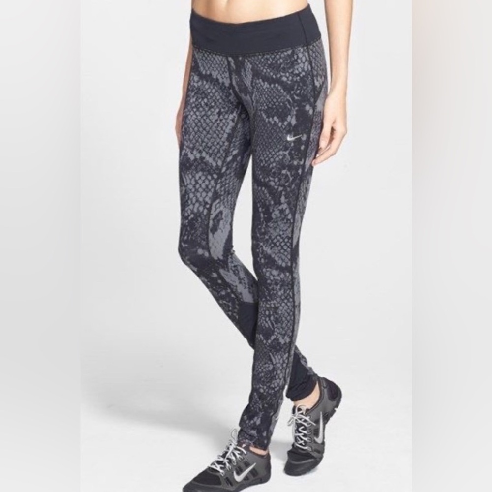 Nike Epic Lux All Over Snake Print Running Leggings Women’s Medium with Pockets.